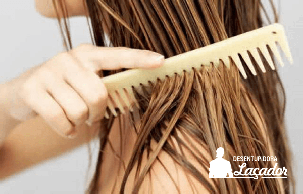 Aprenda como desentupir ralo de banheiro com cabelo