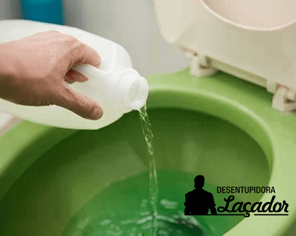 O que é bom para desentupir vaso sanitário?